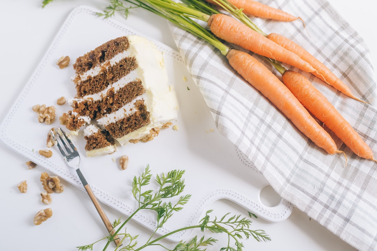 Cum să faci o prăjitură cu morcovi (carrot cake) pufoasă și aromată